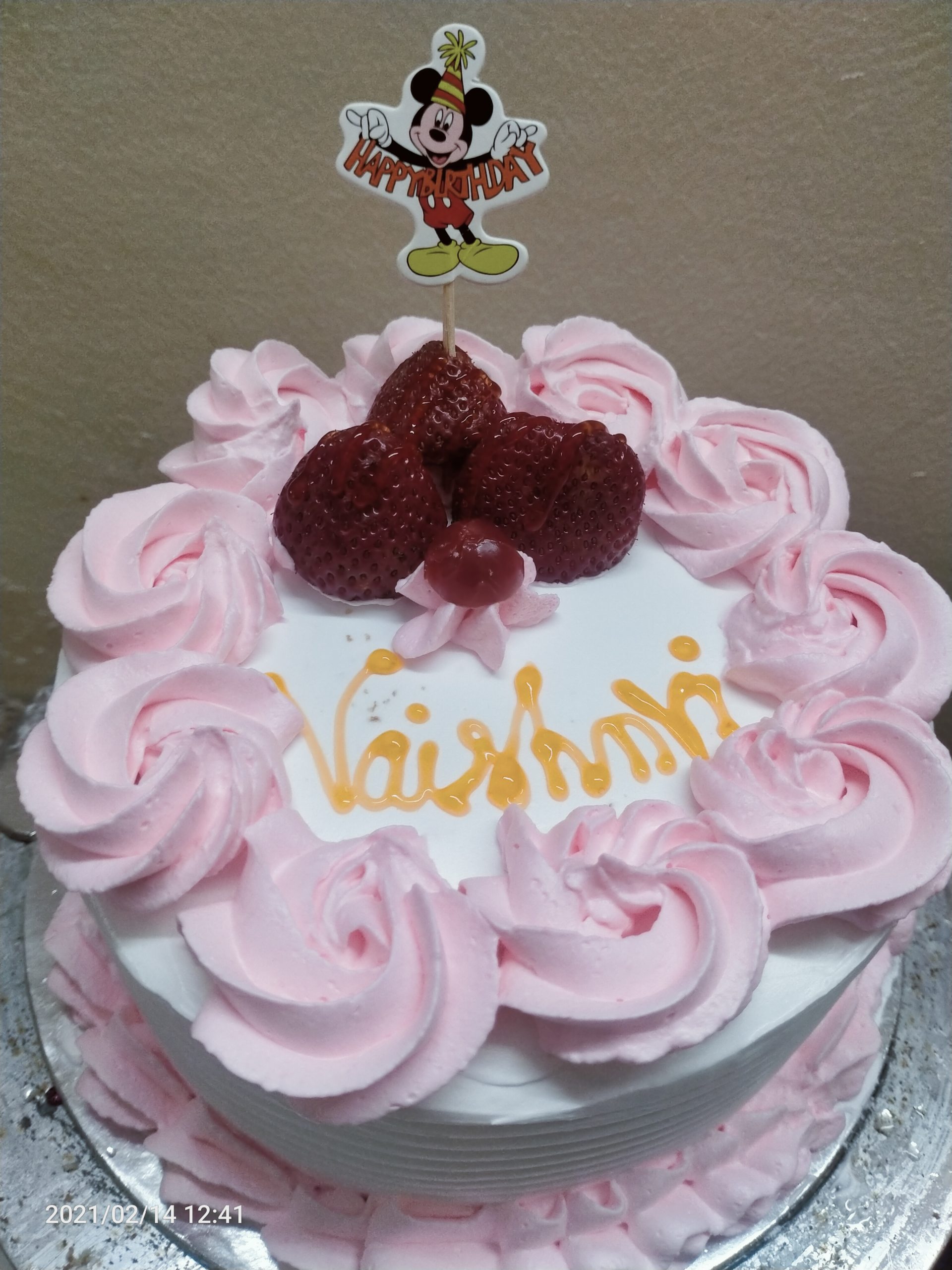 Strawberry half kg cake